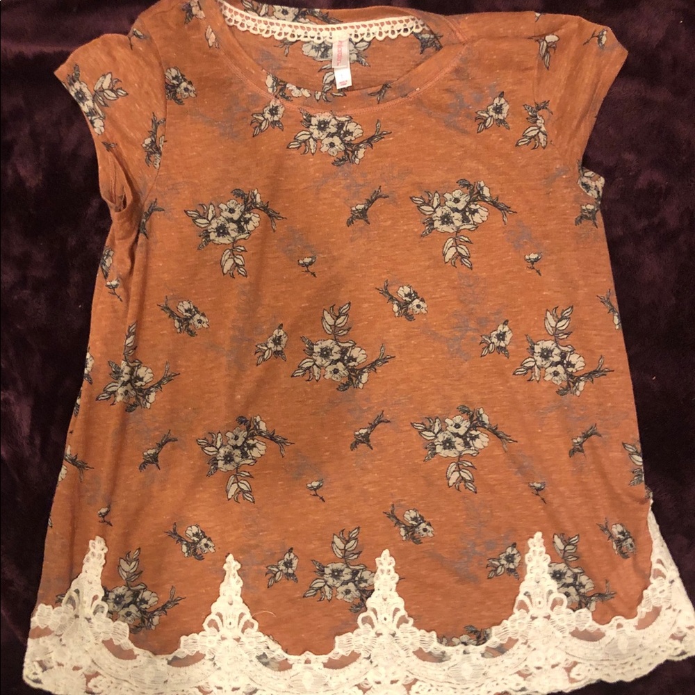 NWOT crochet bottom floral shirt